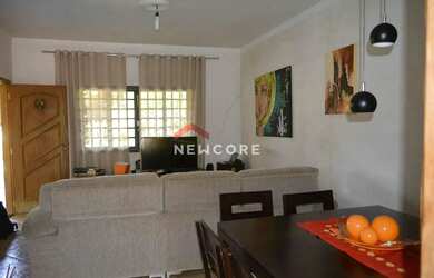 Imagem: A casa possui 3 Dormitórios, 3 Banheiros, 4 Vagas na garagem