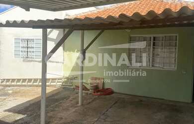 Imagem: A casa possui 2 Dormitórios, 1 Banheiro, 1 Vaga na garagem