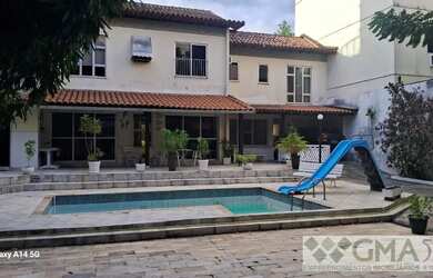 Imagem: A casa possui 5 Dormitórios, 4 Banheiros, 5 Vagas na garagem