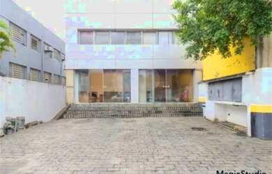 Imagem: O depósito possui 5 Vagas na garagem e 911m² de Área e está