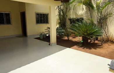 Imagem: A casa possui 3 Dormitórios, 2 Banheiros, 2 Vagas na garagem