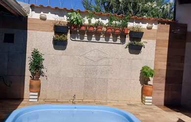 Imagem: A casa possui 2 Dormitórios, 3 Banheiros, 2 Vagas na garagem