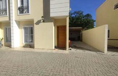 Imagem: A casa possui 3 Dormitórios, 2 Banheiros, 2 Vagas na garagem