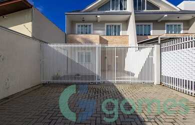 Imagem: A casa possui 3 Dormitórios, 3 Banheiros, 3 Vagas na garagem