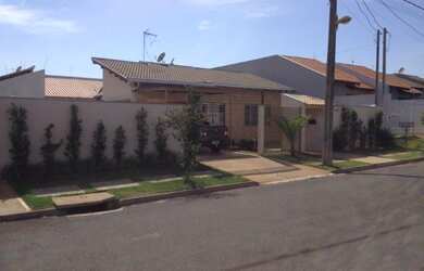 Imagem: A casa possui 2 Dormitórios, 2 Vagas na garagem, 75m² de Área