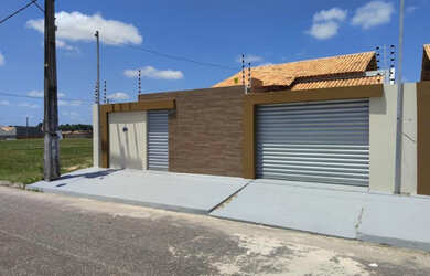 Imagem: A casa possui 2 Dormitórios, 2 Banheiros, 2 Vagas na garagem