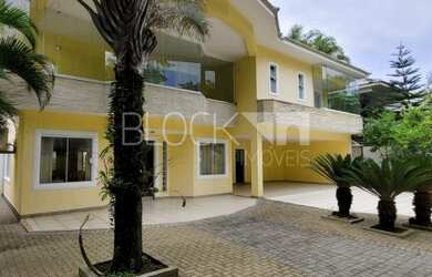 Imagem: A casa em condomínio possui 5 Dormitórios, 5 Banheiros, 4