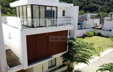 Imagem: A casa em condomínio possui 5 Dormitórios, 4 Banheiros, 3