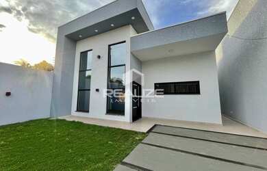 Imagem: A casa possui 3 Dormitórios, 2 Banheiros, 2 Vagas na garagem