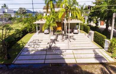 Imagem: A casa em condomínio possui 5 Dormitórios, 5 Banheiros e 1000m²