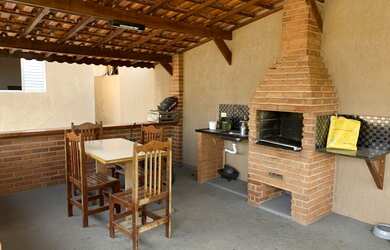 Imagem: A casa possui 3 Dormitórios, 1 Banheiro, 4 Vagas na garagem