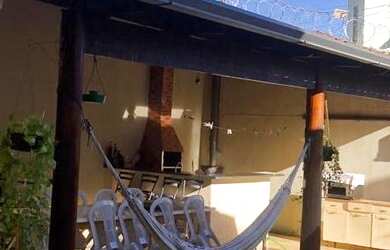 Imagem: A casa possui 3 Dormitórios, 2 Banheiros, 5 Vagas na garagem