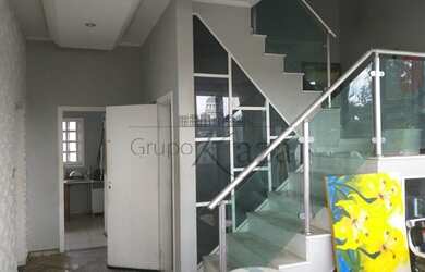 Imagem: A casa em condomínio possui 4 Dormitórios, 4 Banheiros, 2