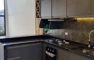 Imagem: A casa possui 3 Dormitórios, 2 Banheiros, 2 Vagas na garagem