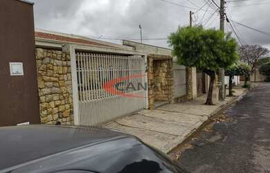 Imagem: A casa possui 3 Dormitórios, 3 Banheiros, 4 Vagas na garagem