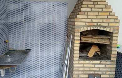 Imagem: A casa possui 3 Dormitórios, 2 Banheiros, 2 Vagas na garagem