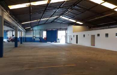 Imagem: O depósito possui 1 Vaga na garagem e 3328m² de Área e está