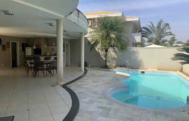 Imagem: A casa em condomínio possui 4 Dormitórios, 2 Banheiros, 2