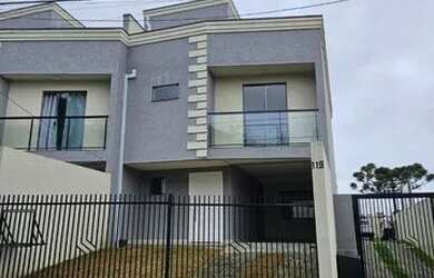 Imagem: A casa possui 3 Dormitórios, 3 Banheiros, 2 Vagas na garagem