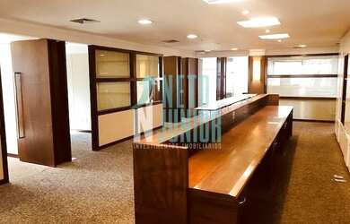 Imagem: O depósito possui 2 Vagas na garagem, 219m² de Área e está