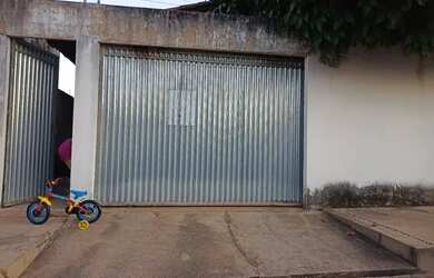 Imagem: A casa possui 3 Dormitórios, 2 Banheiros, 1 Vaga na garagem