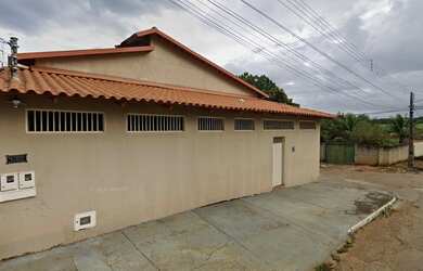 Imagem: A casa possui 3 Dormitórios, 3 Banheiros, 4 Vagas na garagem