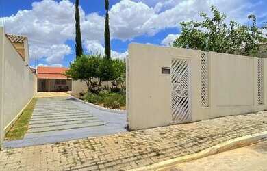 Imagem: A casa em condomínio possui 4 Dormitórios, 4 Banheiros, 5