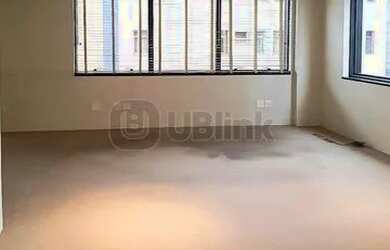 Imagem: O depósito possui 5 Vagas na garagem, 223m² de Área e está