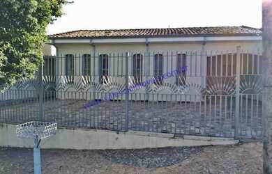 Imagem: A casa possui 4 Dormitórios, 2 Banheiros, 4 Vagas na garagem