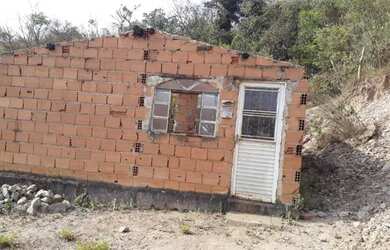 Imagem: A casa possui 2 Dormitórios, 1 Banheiro, 1 Vaga na garagem