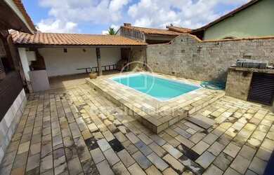 Imagem: A casa possui 3 Dormitórios, 2 Banheiros, 4 Vagas na garagem