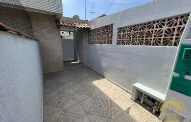 Imagem: A casa possui 3 Dormitórios, 2 Banheiros, 1 Vaga na garagem