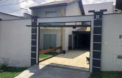 Imagem: A casa possui 3 Dormitórios, 2 Banheiros, 4 Vagas na garagem