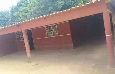 Imagem: A casa possui 2 Dormitórios, 1 Banheiro e 4 Vagas na garagem