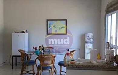 Imagem: A casa possui 3 Dormitórios, 3 Banheiros, 2 Vagas na garagem