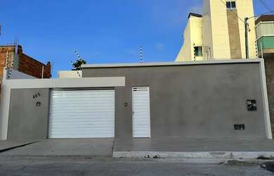 Imagem: A casa possui 3 Dormitórios, 2 Banheiros, 2 Vagas na garagem