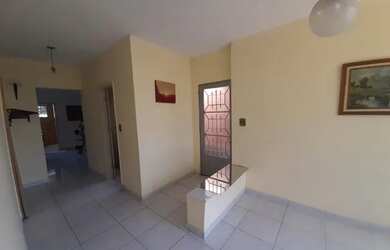 Imagem: A casa possui 4 Dormitórios, 2 Banheiros, 1 Vaga na garagem