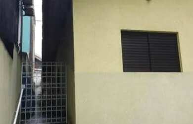 Imagem: A casa possui 2 Dormitórios, 1 Banheiro, 2 Vagas na garagem