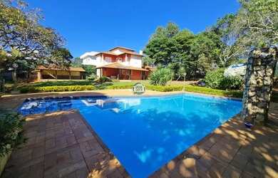 Imagem: A casa possui 4 Dormitórios, 4 Banheiros, 5 Vagas na garagem