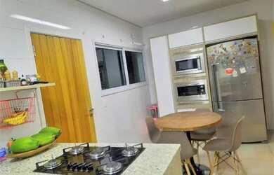 Imagem: A casa possui 4 Dormitórios, 3 Banheiros, 3 Vagas na garagem