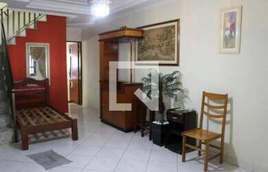 Imagem: A casa possui 3 Dormitórios, 3 Banheiros, 4 Vagas na garagem