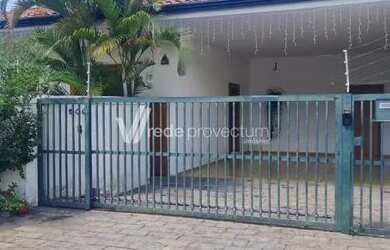 Imagem: A casa possui 4 Dormitórios, 5 Banheiros, 4 Vagas na garagem