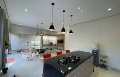 Imagem: A casa possui 3 Dormitórios, 2 Banheiros, 1 Vaga na garagem