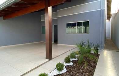 Imagem: A casa possui 3 Dormitórios, 1 Banheiro, 3 Vagas na garagem