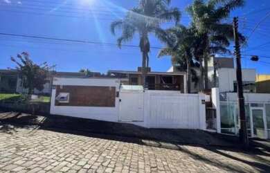 Imagem: A casa possui 3 Dormitórios, 3 Banheiros, 3 Vagas na garagem