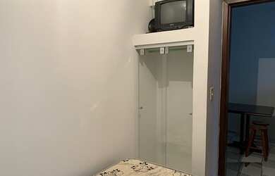Imagem: O apartamento possui 1 Dormitório, 1 Banheiro, 1 Vaga na garagem