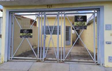 Imagem: A casa possui 3 Dormitórios, 1 Banheiro, 1 Vaga na garagem