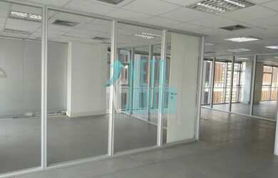 Imagem: O depósito possui 5 Vagas na garagem e 330m² de Área e está