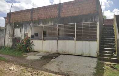 Imagem: A casa possui 2 Dormitórios, 1 Banheiro, 2 Vagas na garagem