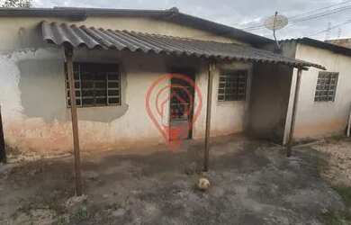 Imagem: A casa possui 4 Dormitórios, 1 Banheiro, 4 Vagas na garagem